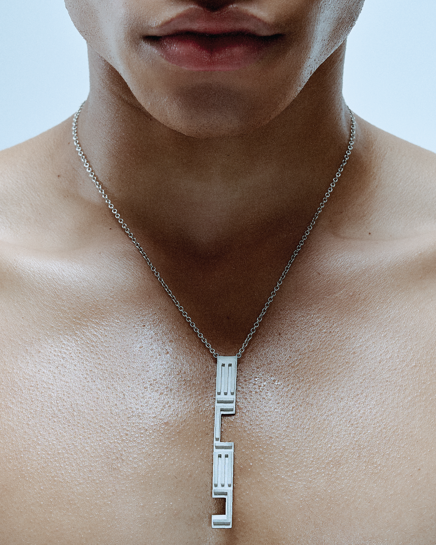 NAMEPLATE NECKLACE – VERTICAL