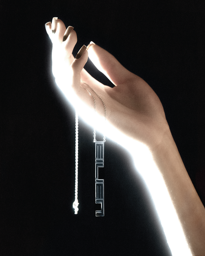 NAMEPLATE NECKLACE – VERTICAL